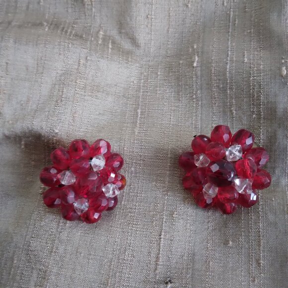 VINTAGE GERMANY CLUSTER RED & CLEAR GLASS CLIP ON EARRINGS - Picture 2 of 5